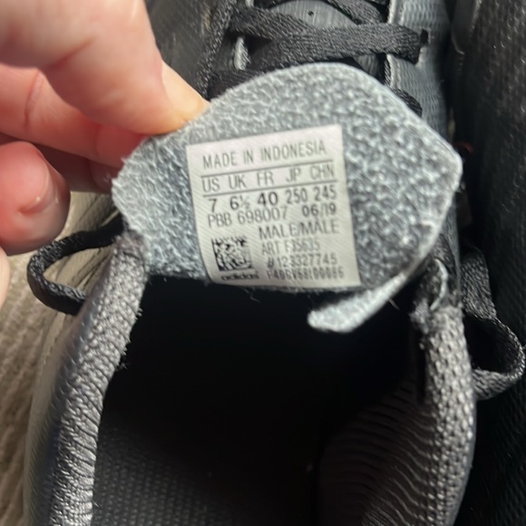 Indoor soccer cleats - like new - size 7 women’s - adidas- predator - Picture 4 of 4